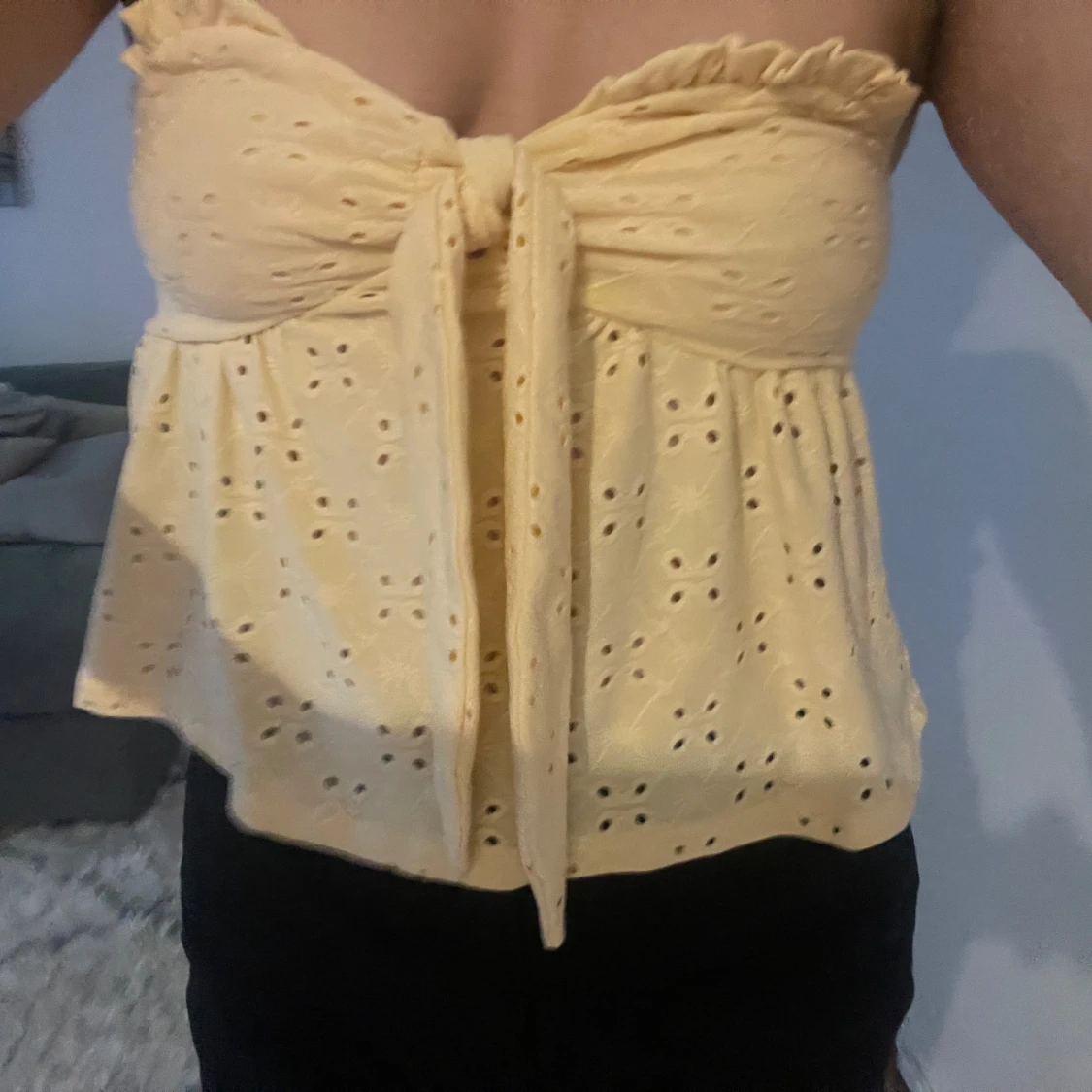 Gul axelbandslös topp - 90