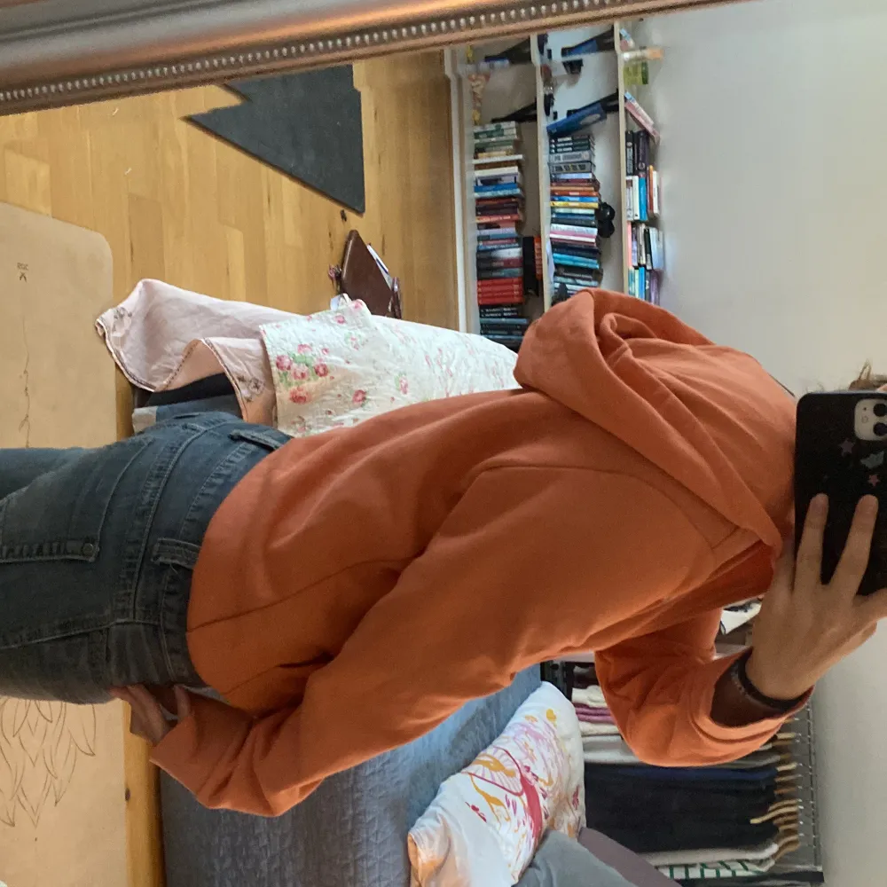 Säljer en snygg orange hoodie från Champion i bra skick. Den har en dragkedja framtill och en praktisk huva. Perfekt för höst och vår, och den är superbekväm att ha på sig. Passar perfekt till jeans för en avslappnad look. 🧡. Tröjor & Koftor.