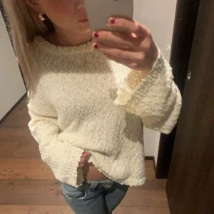 Beige stickad tröja från Gina Tricot - Jätte fin stickad tröja från fina i storlek XS. Säljer för att jag aldrig får användning av den, använt typ 2 gånger så bra i skick💞köpte för 500 kr💞