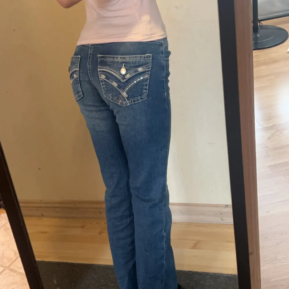 Säljer mina jeans från gina, de är helt nya och har bara använts en gång därmed bra skick! Går även att spänna i midjan ifall de behövs, skriv om du har några frågor💞. Jeans & Byxor.