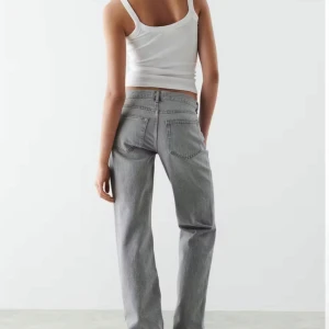 Grå jeans - Snygga grå jeans i rak modell som passar perfekt till både vardag och fest. De är low waits och har en klassisk femficksdesign. Jeansen är tillverkade i ett slitstarkt denimtyg som ger en skön känsla hela dagen. Perfekta att matcha med en enkel topp eller en stilren jacka❤️❤️.