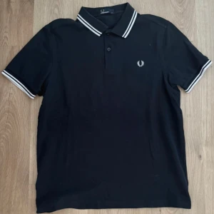 Fred Perry piké  - Den är i 10/10 skick, aldrig använd bara testat, säljer den då jag köpte den i fel storlek.