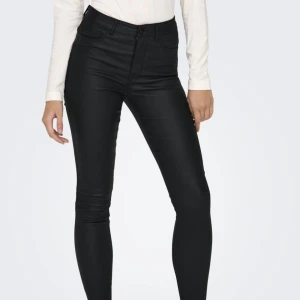 JDY New Thunder Coated High Waist - JDY Svarta tygbyxor, aldrig använda, prisetiketter kvar. Storlek S, Längd 32. Nypris 359kr.