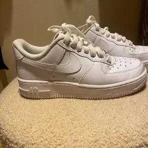 Säljer mina Nike air force då dom inte kommer till användning. Dom är använda ett fåtal gånger och är i ett fint skick. 😊 