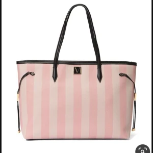Victoria secret bag söks - Letar efter denna väska! Hör av er ifall ni vill sälja er💕💝 