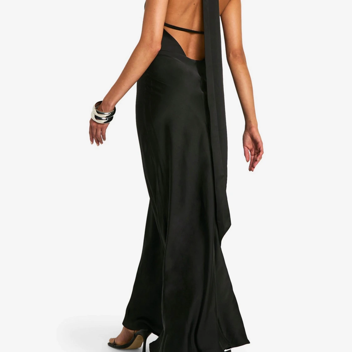 Svart långklänning med öppen rygg - 90