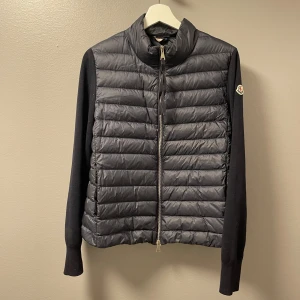 Moncler Cardigan  - Snygg moncler Cardigan till kvinnor storlek L men passar bra till M, givetvis äkta säljer för 3,700kr
