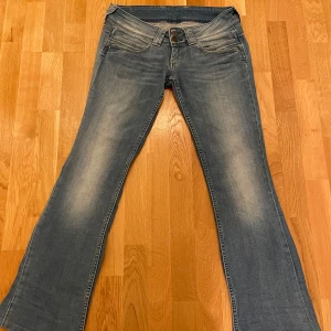 Pepe Jeans - Säljer dessa jättefina lågmidjade bootcut pepe jeans eftersom de tyvärr är lite för stora. Superbra skick och inga defekter. Storlek 34 i midjan. Nypris 999kr. Tveka inte att skriva om du har några frågor eller vill ha mer bilder❤️