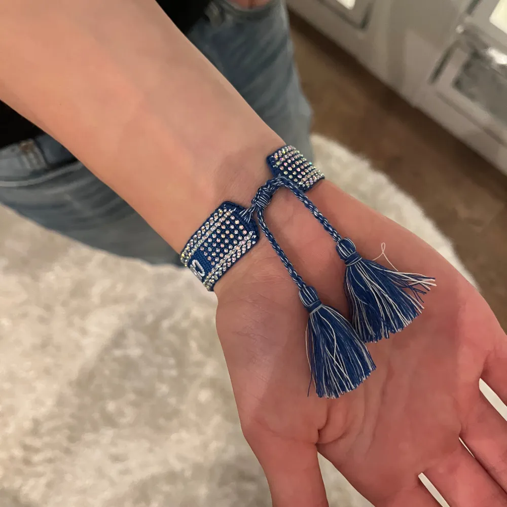 Ett väldigt snyggt dior armband som har snygga glitter ditaljer. Fick det av min mamma så det är troligtvis äkta. Säljer nu då jag inte använder det. Hör av er för fler frågor 💕💕. Accessoarer.