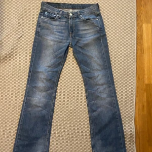 Lågmidjade jeans  - Säljer ett par lågmidajde bootcut jeans. Jeansen är från crocker. I storlek W27 L32. Fråga om du vill ha mått eller något annat. .