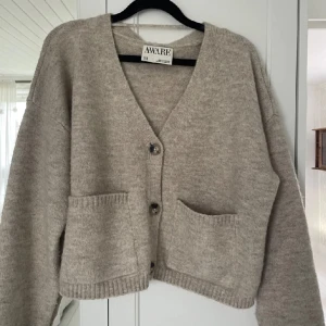 Stickad kofta - Superfin stickad kofta från Vero Modas Aware-kollektion🙌🏼Nypris:600kr