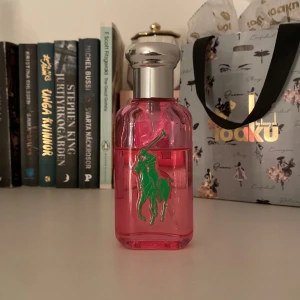 Rosa parfym från Ralph Lauren - Säljer min Ralph Lauren parfym, då den inte kommer till änvändning längre. Perfekt för dig som gillar en fräsch och sportig doft! 💖Tveka inte att höra av dig vid frågor💗