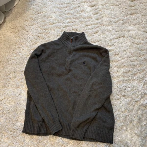 Half zip Ralph Lauren - Stickad tröja med half zip-up från Ralph Lauren🩶