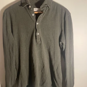 Grön långärmad skjorta från John Henric - Säljer en stilren grön långärmad skjorta från John Henric i storlek S. Perfekt för både vardag och festliga tillfällen. Materialet känns mjukt och bekvämt. Passar bra till höst och vår! Skicket är bra men finns små tecken på slitage!