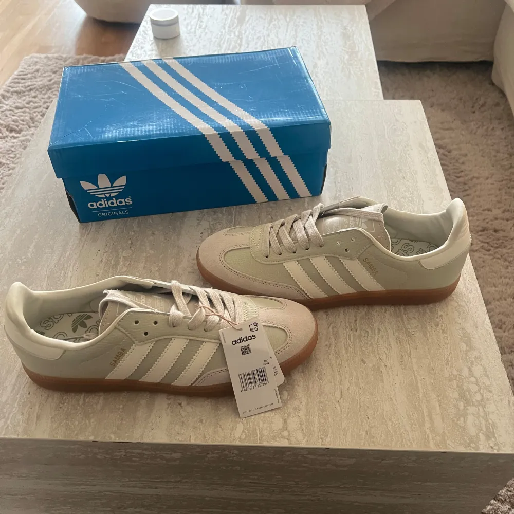 Säljer ett par snygga Adidas Samba. Färgen  tillverkas inte längre. Skorna är helt nya och kommer med originalkartong. Skorna passar perfekt till både vardag, träning och fest. Sulan är i gummi och ger bra grepp. Till dig som vill ha en tidlös stil.. Skor.