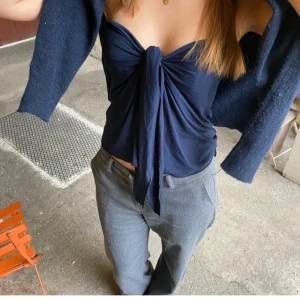 Marinblå topp - Snygg mörkblå tubtopp med knyt framtill eller på andra sätt! Antingen runt halsen eller bak på ryggen