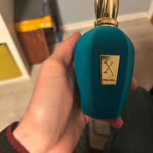 Erba Pura parfym - Säljer en lyxig Erba Pura parfym från Xerjoff. Flaskan är i en snygg turkos färg med en elegant guldfärgad kork och etikett. Parfymen kommer i en stilren förpackning som matchar flaskans design. Perfekt för den som vill ha en exklusiv doftupplevelse. Det är ett ungefär 95 milliliter kvar i den och den är väldigt fruktig och god. Box medföljer Nypris 2900 mitt pris 2100