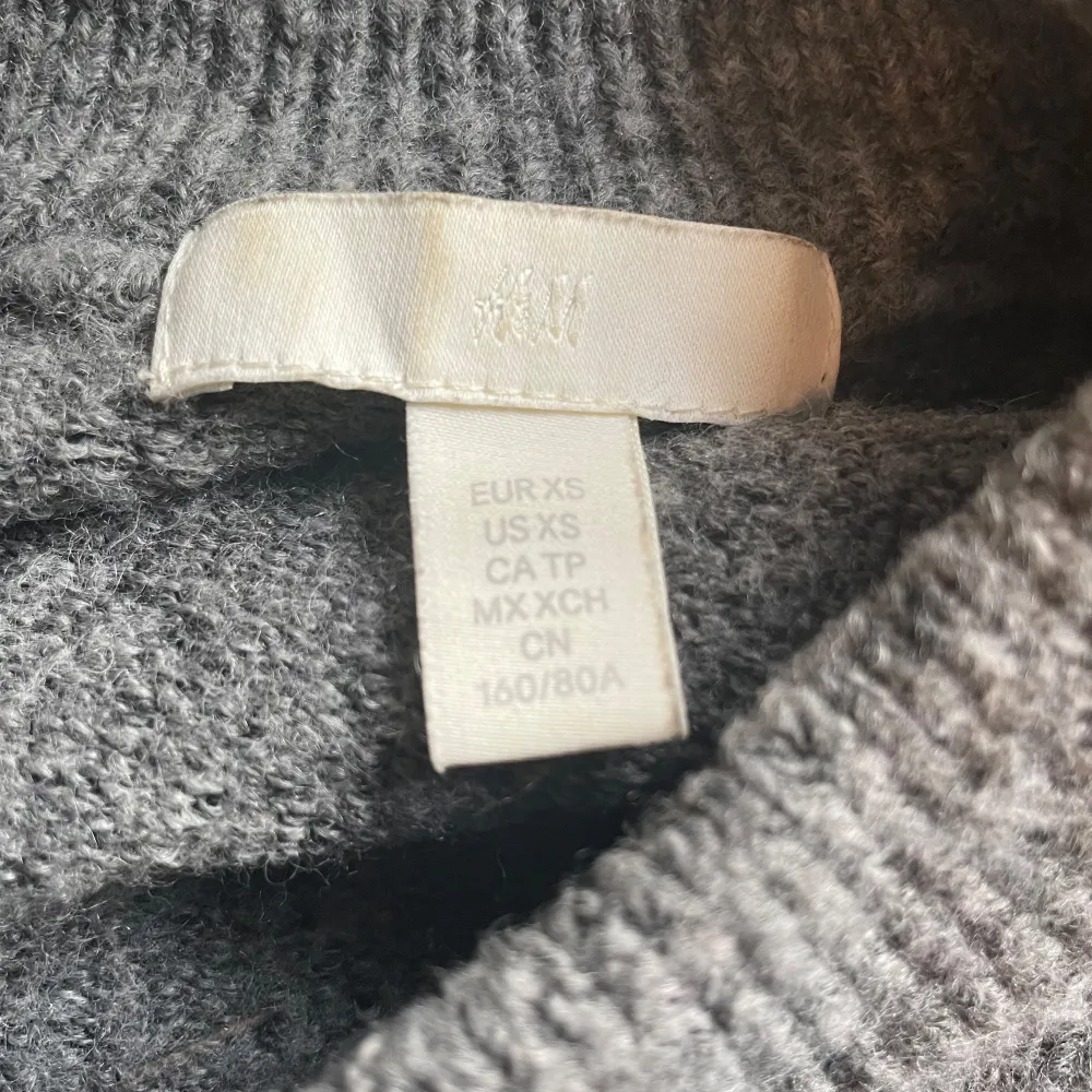 Säljer en superfin grå stickad tröja från H&M i storlek XS. Den har små pärlor på framsidan💕💕. Tröjor & Koftor.