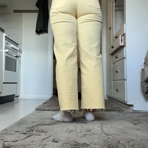 Gula högmidjade byxor laget 157 - Säljer ett par snygga gula byxor i högmidjad modell. De har en straight passform och är perfekta för vår och sommar. Byxorna är i mycket bra skick och har en fräsch och ljus färg som verkligen poppar. Perfekta för att liva upp garderoben!