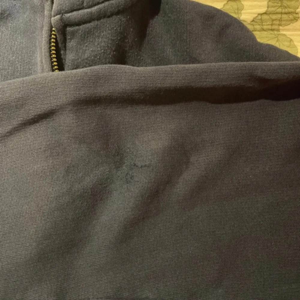 Säljer en snygg blå hoodie från Ralph Lauren i bra skick förutom slitningen vid bröstet och armbågen. Den har en dragkedja framtill och en klassisk röd logga på bröstet. Perfekt för höst och vår, och den är superbekväm att ha på sig. Passar både till vardags och chillkvällar. 🧢. Tröjor & Koftor.