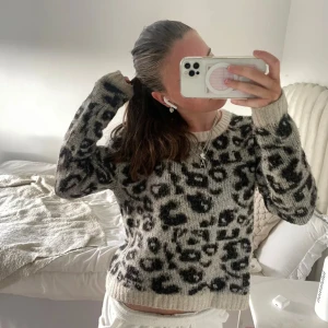 Leopard tröja  - Skitsnygg leopard tröja!! Står ingen storlek men skulle uppskatta S/M❤️ perfekt nu i vinter! Lånade bilder men jättebra skick 