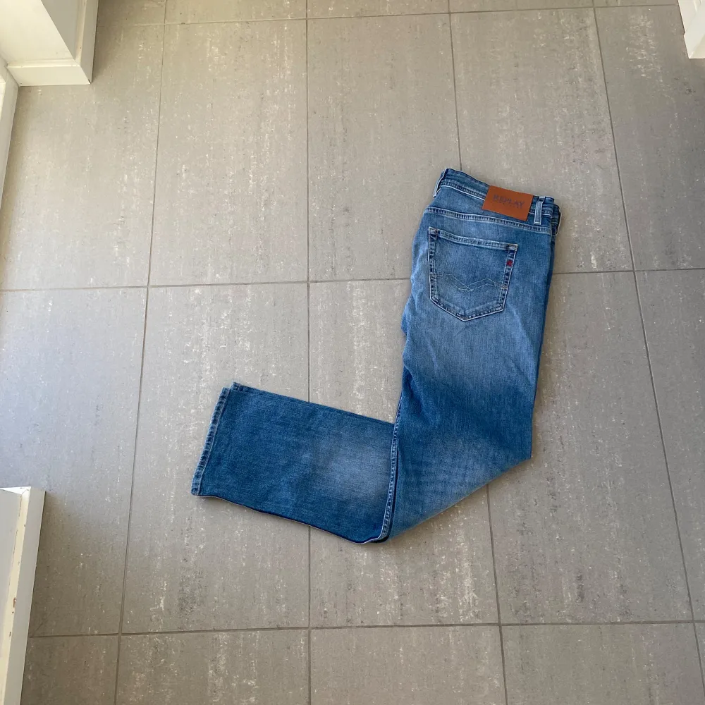 Säljer nu dessa replay grover jeans, skriv för fler bilder/frågor🙌🏼. Jeans & Byxor.