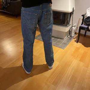 Säljer ett par klassiska Levis 501 jeans i blå denim. De har en straight passform och är i mycket bra skick. Perfekta för både vardag och fest! 🕺