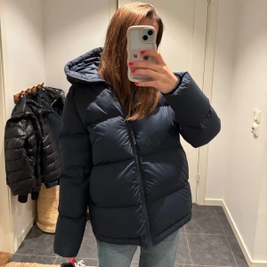 Vinterjacka❄️❄️💓 - Så varm och mysig snygg vinterjacka från Peak Performance som är så najs nu till vintern🥰🥰☃️☃️nypris är 4200kr🥰