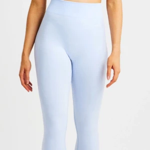 AYBL Ljusblå träningstights & sporttopp - Snygga ljusblå träningstights och matchande sporttopp från AYBL. Tightsen har en hög midja och toppen har korsade band i ryggen för extra stöd. Perfekt för gymmet eller yoga! 💙Topp storlek L (passar M med) tights storlek M. 