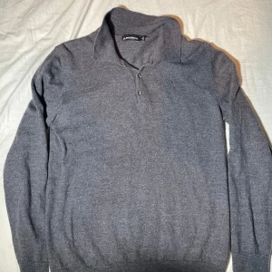 J.Lindeberg Rugby Tröja - Tja säljer denna rugby tröja från J.lindeberg i fint skick, Storlek XL men är super liten i storlek så passar S perfekt! Bvsa