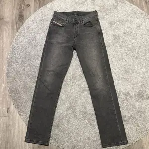 Säljer ett par snygga grå jeans från Diesel. Nästan helt oanvända, säljer då dom inte passar mig! Nypris ligger runt 1400kr