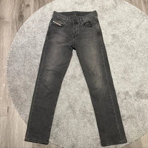 Grå jeans från Diesel - Säljer ett par snygga grå jeans från Diesel. Nästan helt oanvända, säljer då dom inte passar mig! Nypris ligger runt 1400kr