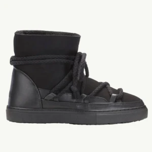 Inuikii - Svarta inuikii skor, använda en vinter så dom är hyfsat fräscha och har tagits hand om väl.