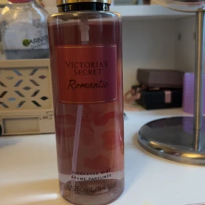 Victorias secret brume parfumee  - Säljer denna parfym/body mist som ändast testat några gånger 