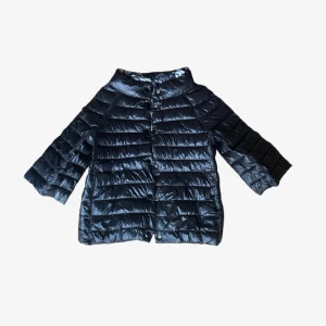 Trekvartsärmad jacka - Hernoliknande jacka. Den är blommig på insidan men syns inte när man har på sig den!!