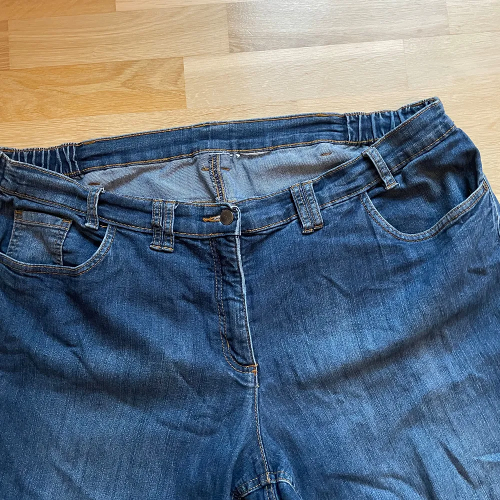 Feta jeans med coolt mönster på bakfickorna, materialet på jeansen är mer åt det stretchiga hållet, men sitter ändå bra.. Jeans & Byxor.