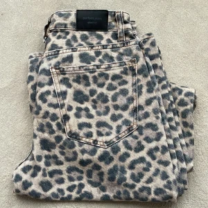 Leopard jeans - Sååå coola och trendiga leopard jeans från Gina tricot. Säljer pga används inte så mycket längre.💖