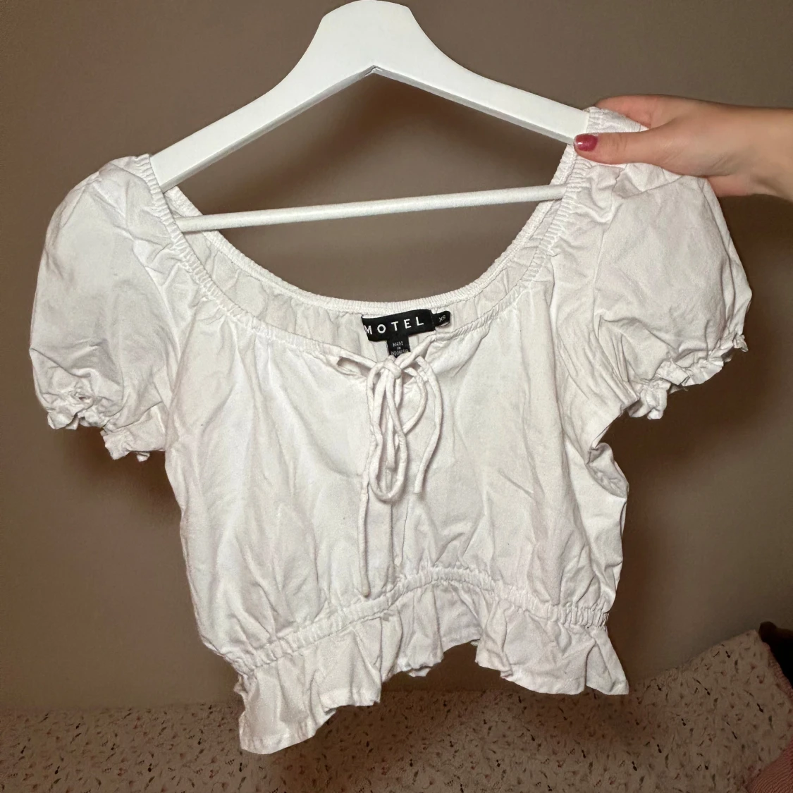 Vit kortärmad topp från Motel