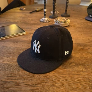 New era keps (modell fitted)  - Hej! Säljer denna snygga keps från New era i färgen mörkblå. Size 7 3/8 ! Skicket är väldigt bra, knappt använd. 