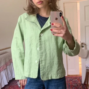 Ljusgrön linnekavaj - Söt ljusgrön jacka i linne☘️i mycket bra skick! Står storlek 40 men passar xs-m beroende på önskad passform🫶