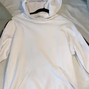 Givenchy hoodie i Storlek M som passar S men är stor i storleken. Nyskick använd få gånger