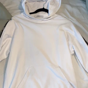 Givenchy hoodie - Givenchy hoodie i Storlek M som passar S men är stor i storleken. Nyskick använd få gånger