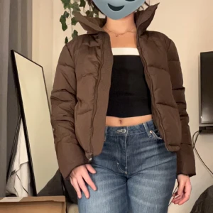 Pufferjacket från Bikbok  - Superfin pufferjacka från BikBok, aldrig använd så har prislappen kvar.  Köpt för ca 2 år sedan.  Storlek S och nypris 499. 