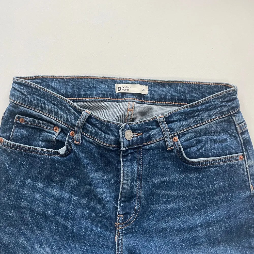 Säljer snygga blåa jeans från Gina Tricot. De har coola stjärndetaljer på bakfickorna som ger en unik touch. Jeansen är lowaist och i bootcut-stil. De är omsydda och har stjärndetaljer på bakfickorna!. Jeans & Byxor.