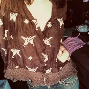 Odd Molly blus - Jättefin rare Odd Molly topp med fjärilar och massa fina broderi och spets detaljer! 