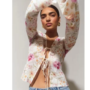 Blommig topp - Blommig topp som man knyter från Gina Tricot, knappt använd så i nyskick, storlek S💕