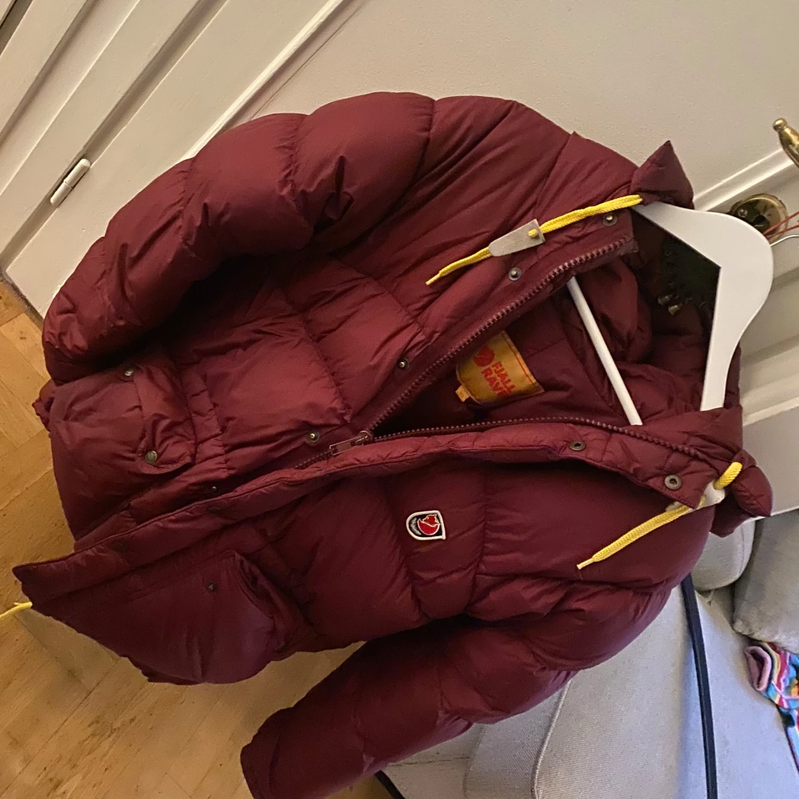 Vinröd dunjacka från Fjällräven - 90