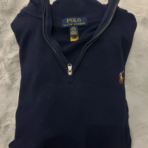 Ralph Lauren zip tröja  - Nästan helt ny Ralph lauren tjära i storlek 14-16 den här tyvär blivit lite för liten men har använt den nån gång annars ser den väldigt ny ut. 