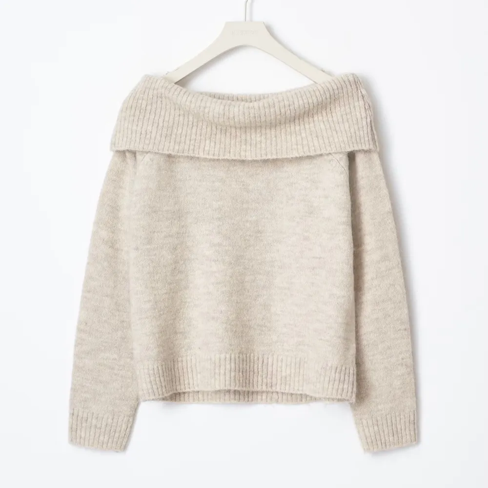 Y kn off shoulder sweater, inga defekter🤍. Tröjor & Koftor.