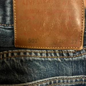 Levis 501 - Säljer mina 501or . Jeansen är väl andvända med en del slitningar , storleken är 28/32 